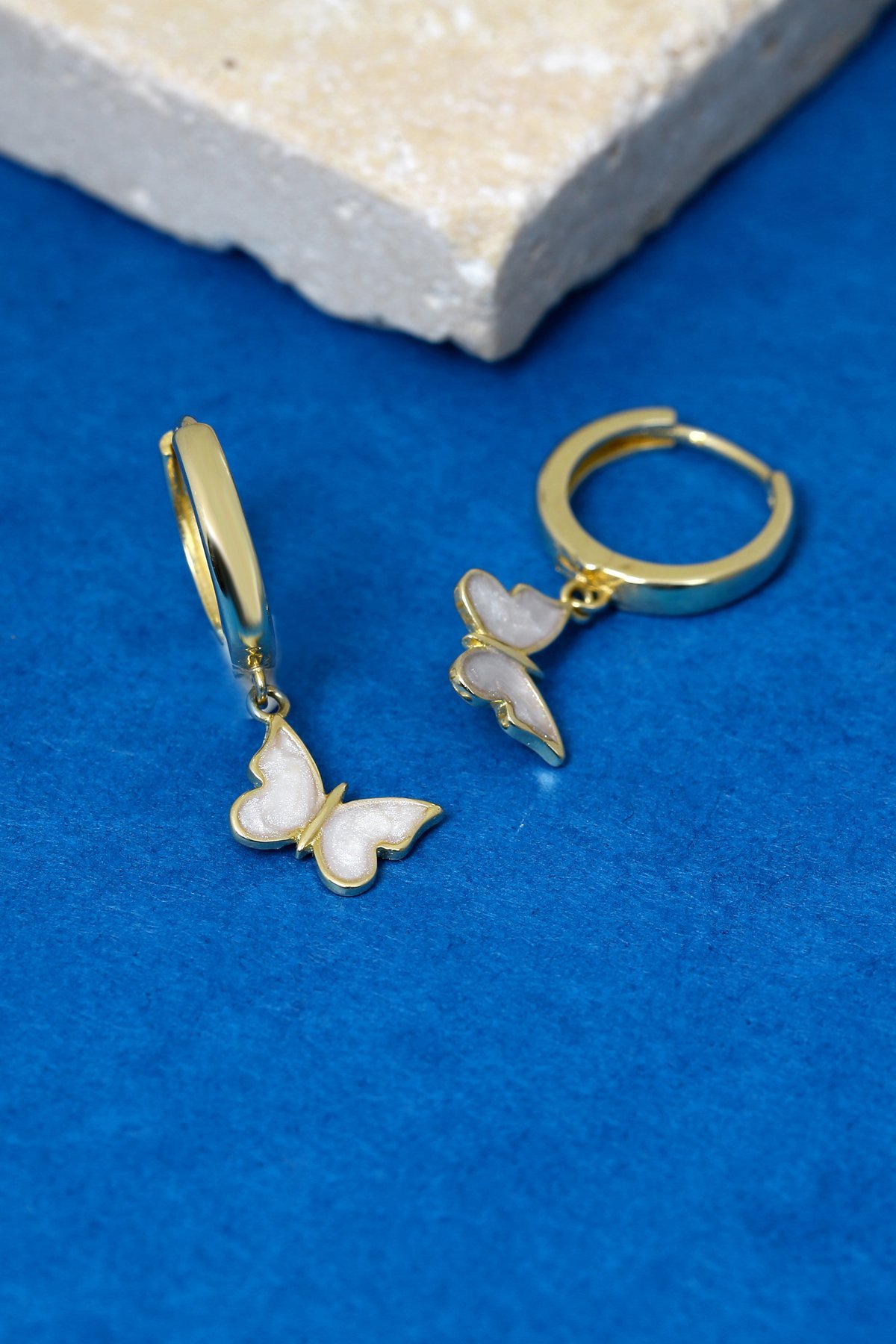 14 Ayar Altın Beyaz Kelebek Sallantılı Halka Küpe