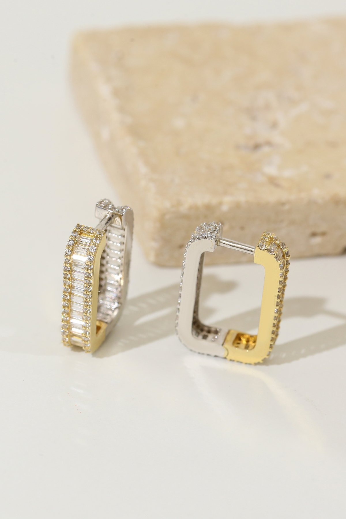 14 Ayar Altın İki Renkli Taşlı Dikdörtgen Küpe