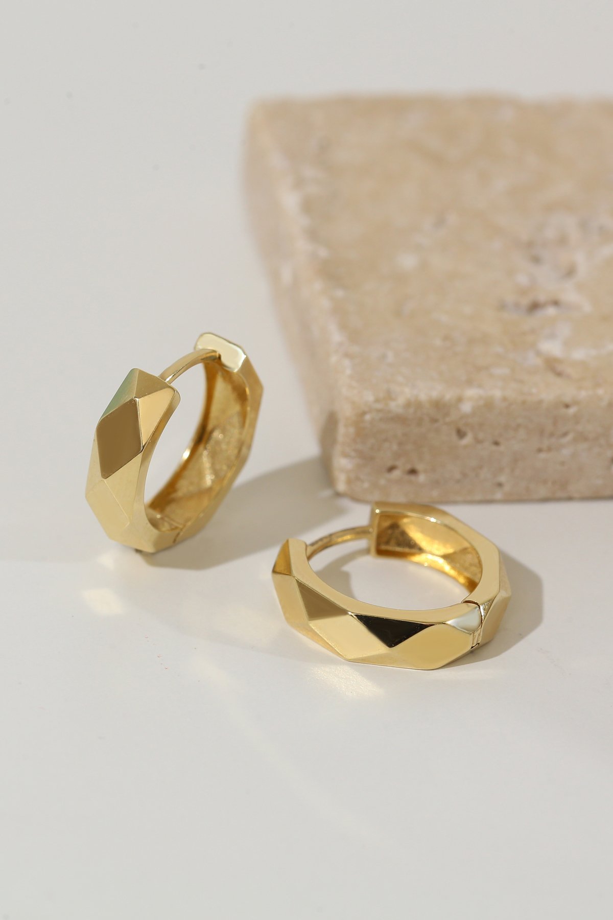 14 Ayar Altın Baklava Desenli Halka Küpe