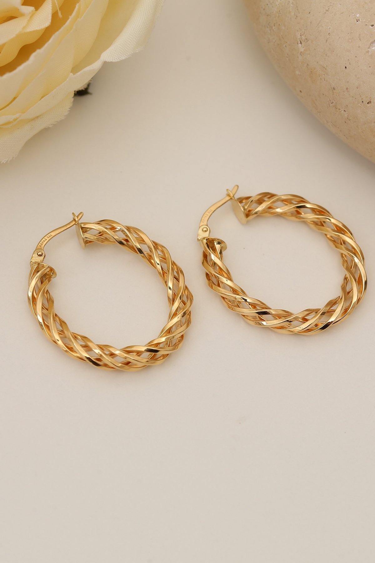 14 Ayar Altın Sarmal Desenli Halka Küpe