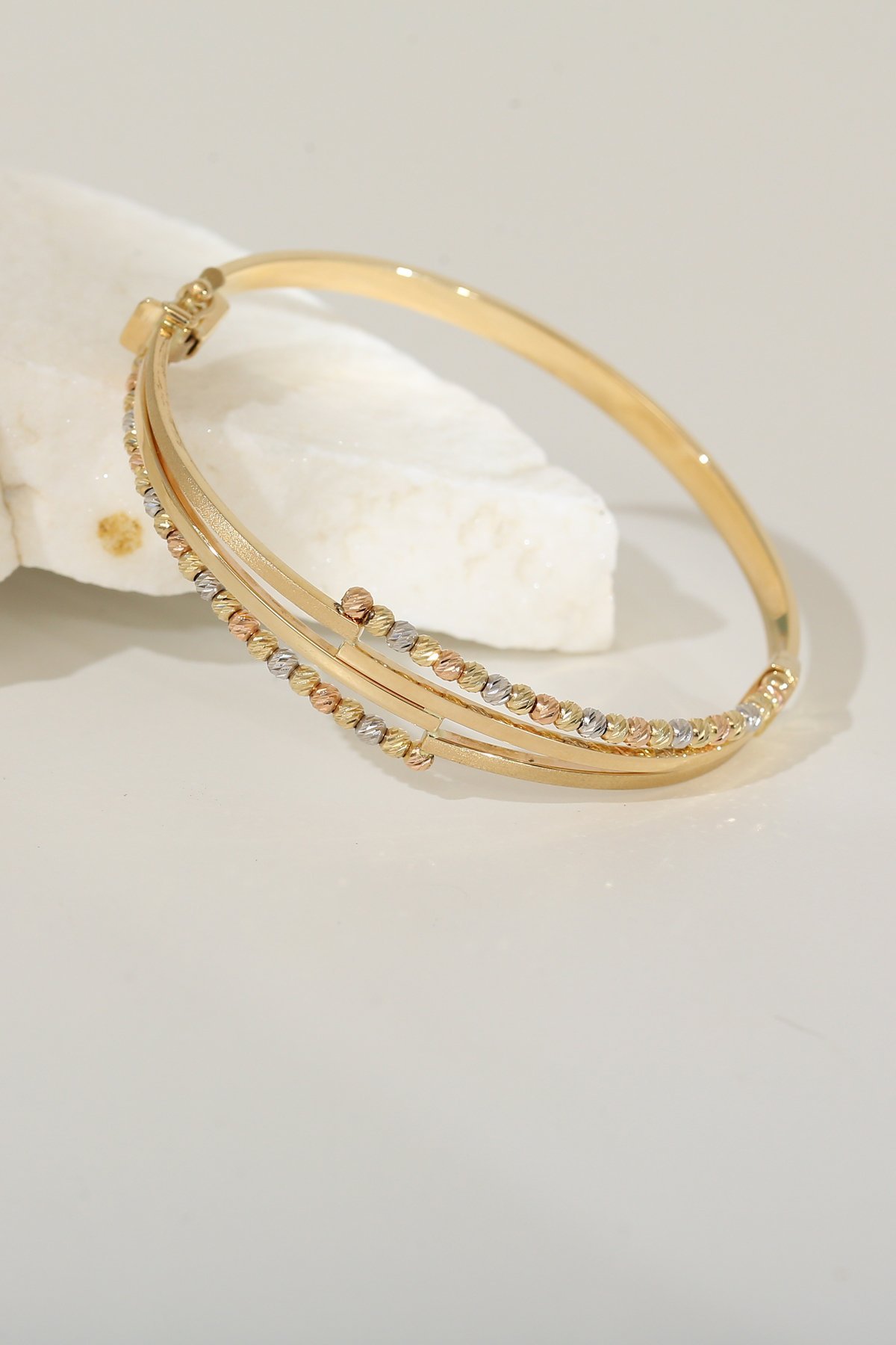 14 Ayar Altın Üç Renkli Dorika Detaylı Kadın Kelepçe Bileklik