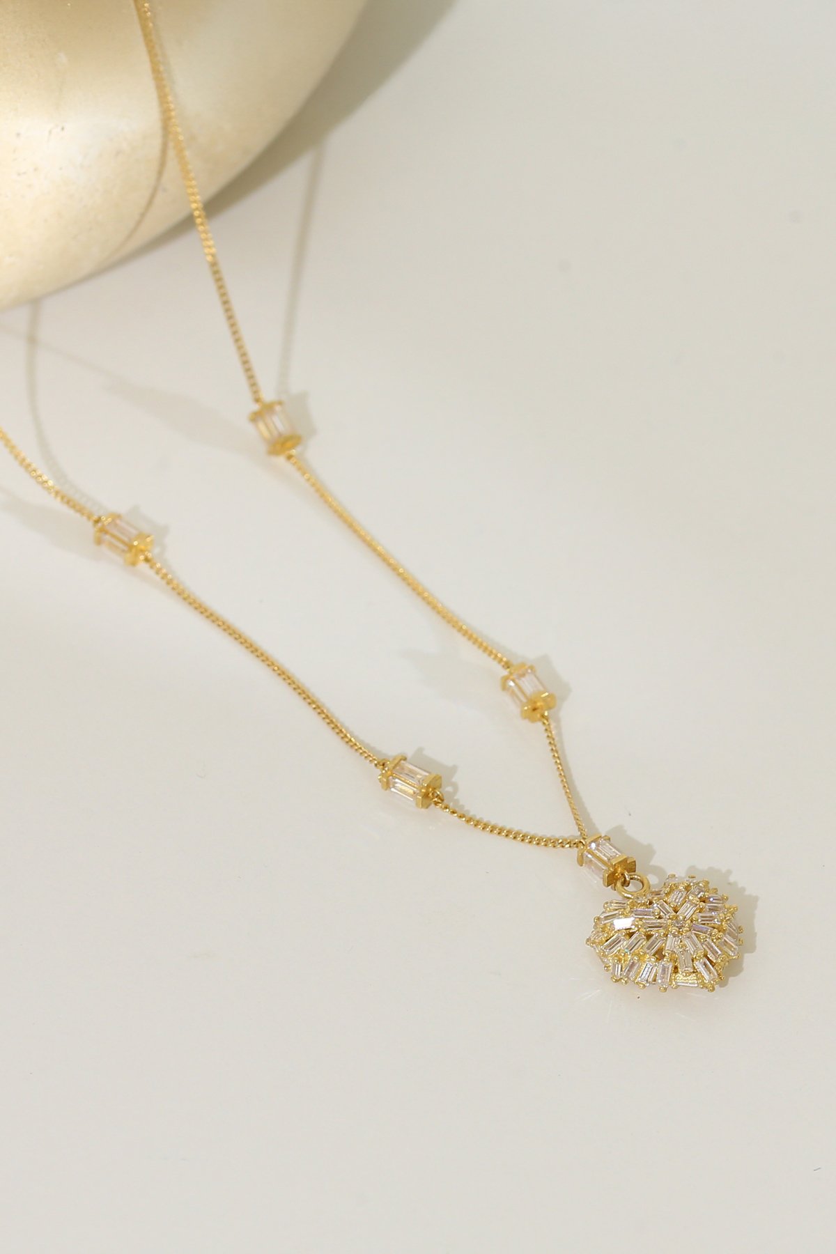 14 Ayar Altın Baget Detaylı Kalpli Kolye