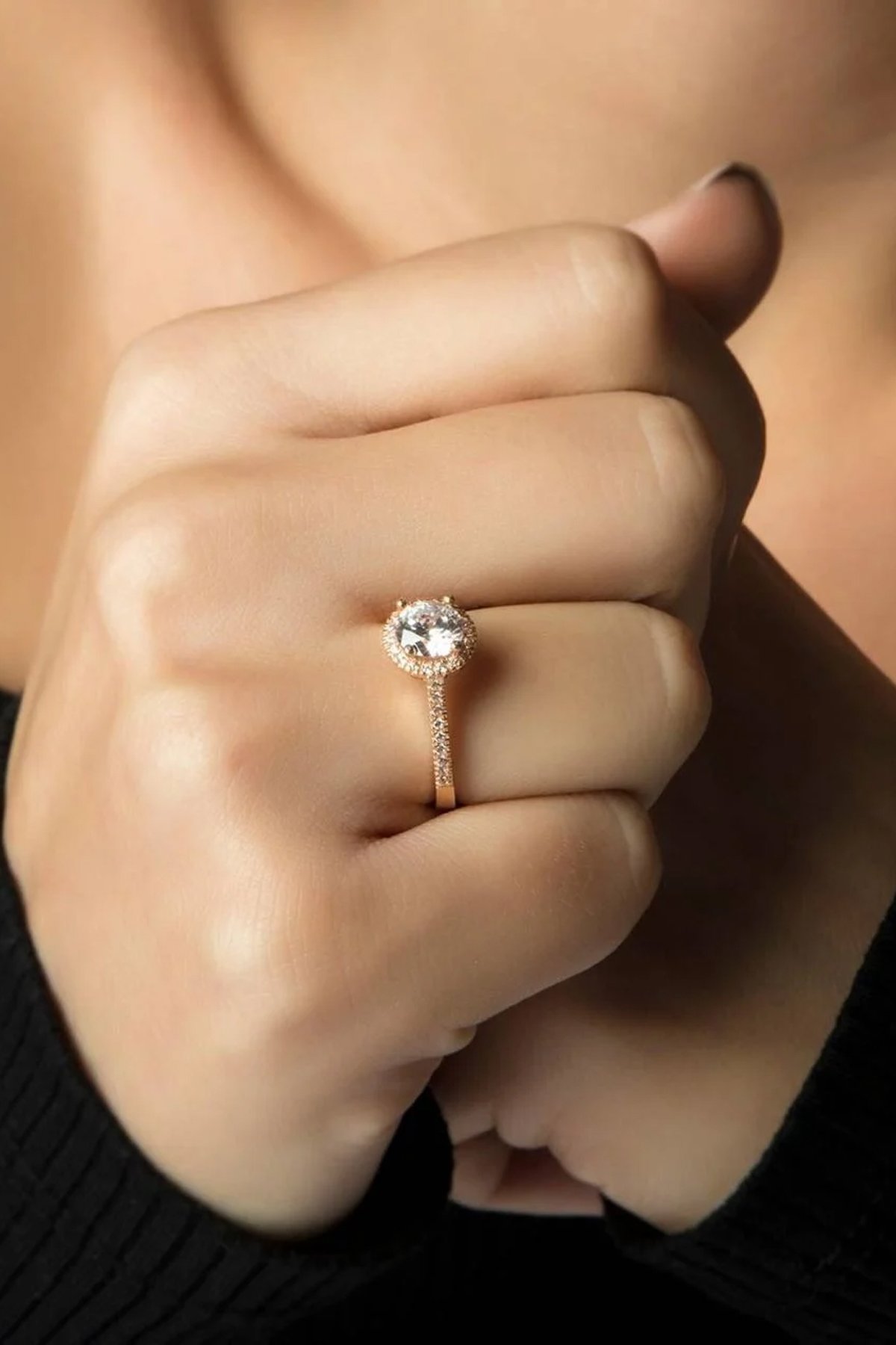 14 Ayar Altın Yuvarlak Taşlı Elmas Yüzük