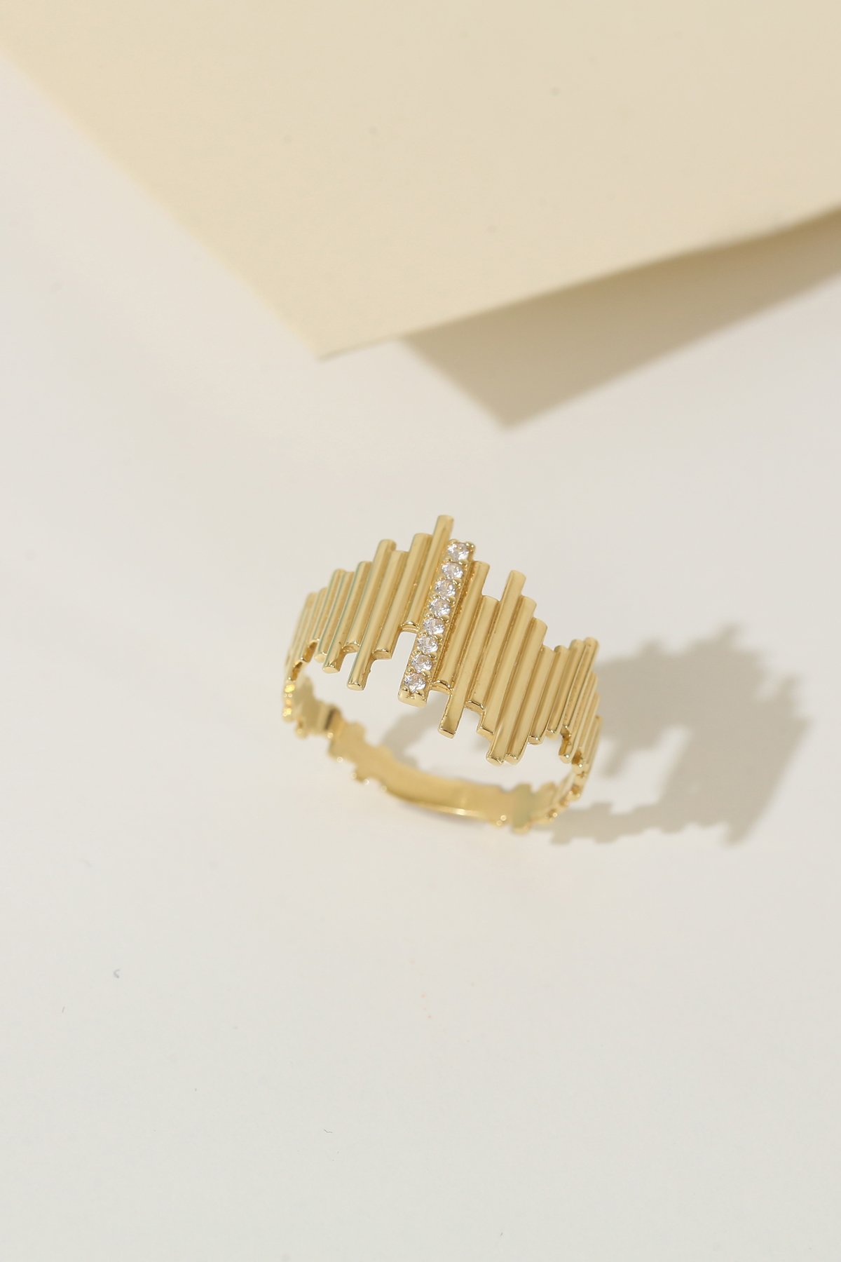 14 Ayar Altın Taş Detaylı Zikzak Yüzük