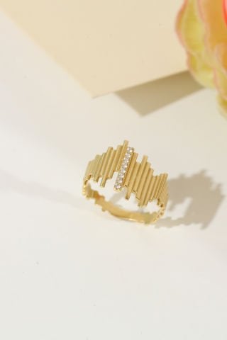 14 Ayar Altın Taş Detaylı Zikzak Yüzük