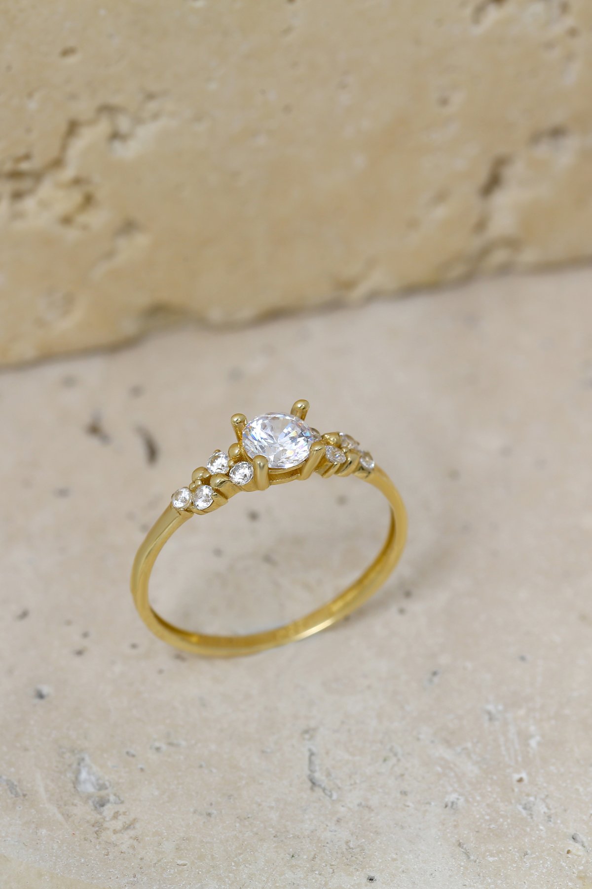 14 Ayar Altın Taşlı Modern Tasarım Yüzük